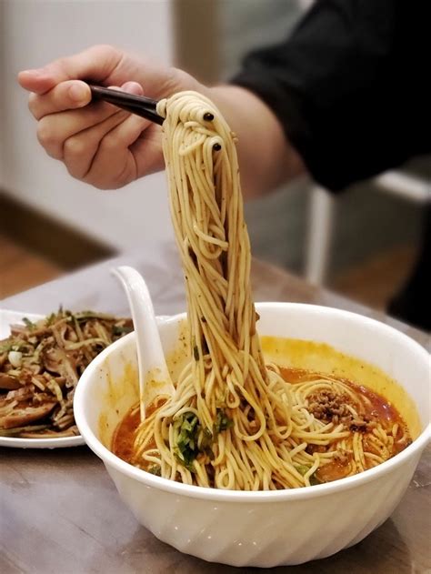  Hand-Pulled Lanzhou Noodles: Een Smaakvolle Dans van Texturen en Geurige Kruiden!