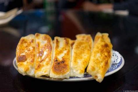  Tang Bao: Een Verleiding van Sappige Vulling en Geroosterde Crunch!