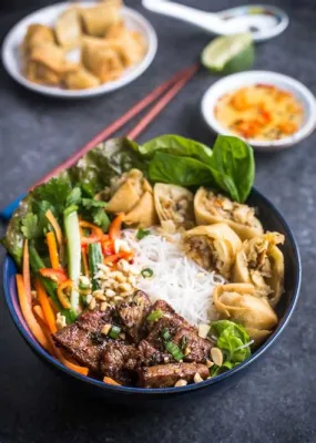  Bún Chả: Een pikant feest van gemarineerde vleesspiesjes en frisse noedels met een Vietnamese twist!