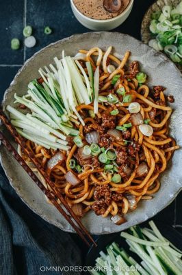  Datong Zha Jiang Mian: Een Zalige Ontmoeting van Geurige Saus en Springachtige Noodles!