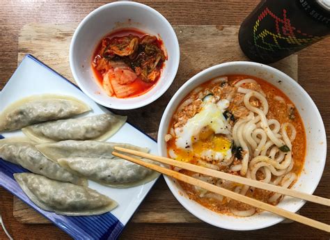  Milmyeon: Een romige banchan bom met een vleugje pikantse zomerfrisheid!