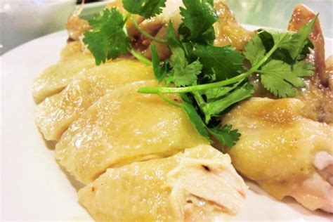  Wenchang Gai ( Hainanese Chicken ) -  Een Klassiek Gerecht Vol Zachtheid en Pittige Ingrediënten!